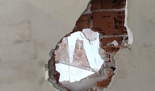 Duvarı delerek girdikleri işyerinde milyonluk vurgun yaptılar
