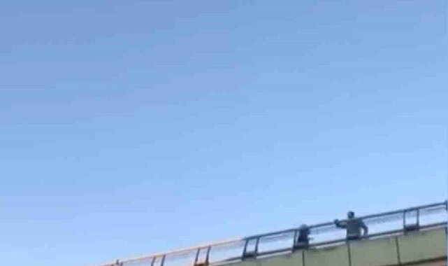 E-5 Karayolu&#039;nda dehşet anları, genç kız koşarak aşağıya atladı, vatandaşlar çığlık çığlığa kaldı