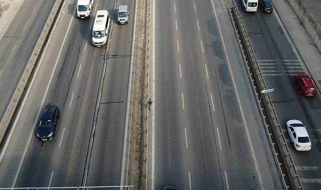 E-5 karayolunda her gün kilometrelerce yürüyen adam merak uyandırdı