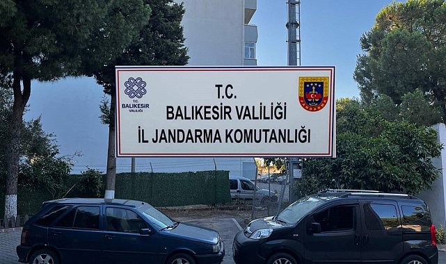 Edremit'te 13 düzensiz göçmen ve 2 organizatör jandarmaya yakalandı