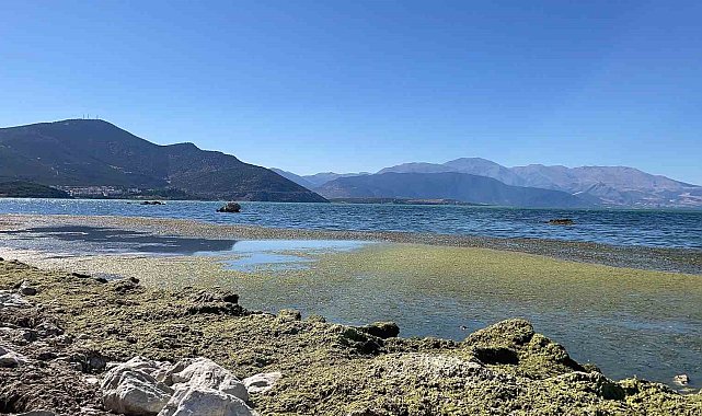 Eğirdir Gölü'nde sular 2 metre çekildi, koku tehdidi başladı