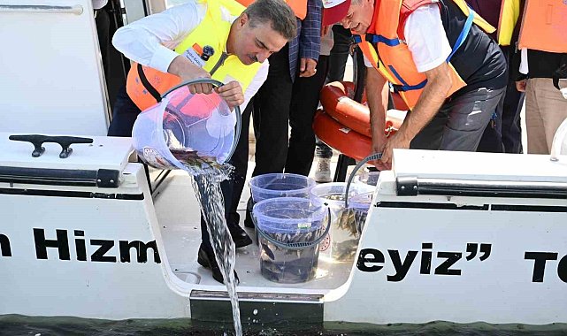 Eğirdir Gölü'ne 1 milyon 100 bin yavru sazan balığı bırakıldı