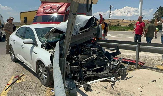 Elazığ'da otomobil bariyerlere saplandı: 4 yaralı