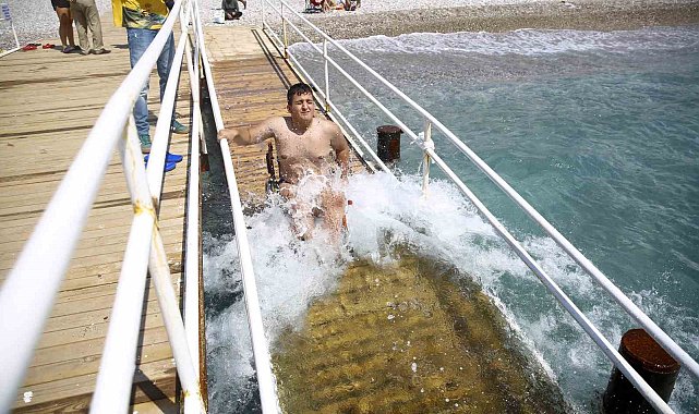 Engelli bireyler, Akdeniz'in serin sularının keyfini yaşıyor