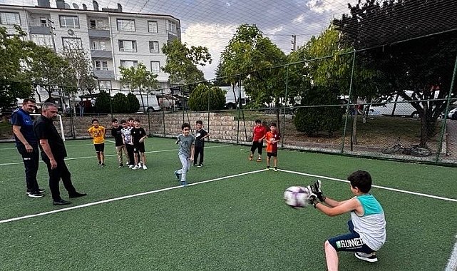 Ertuğrul Başkan'dan çocuklara ödüllü penaltı atışı