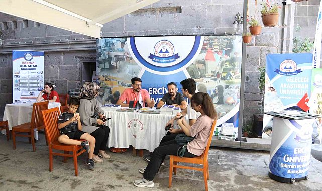 ERÜ'nün tercih danışmanlığı standı ilgi görüyor