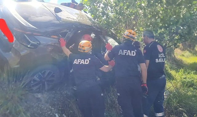 Erzincan'da araç içerisinde sıkışan yaralı sürücü AFAD ekiplerince kurtarıldı
