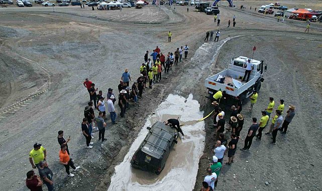 Erzincan'da off-road yarışmasında pilotlar çamura saplandı