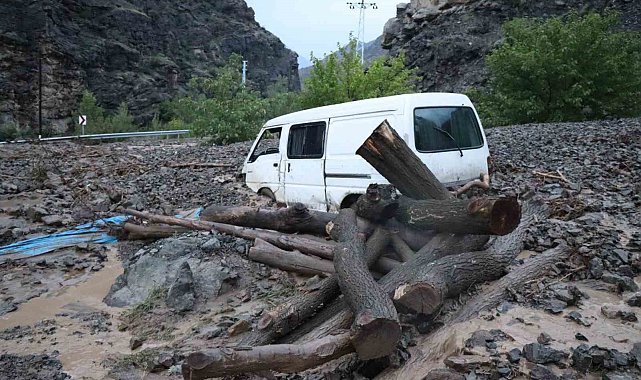 Erzurum'da sel bir mahalleyi yıktı geçti