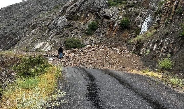 Erzurum&#039;da sel nedeniyle yol çöktü