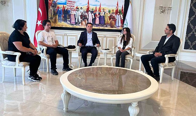 Esenyurt Belediye Başkanı Prof. Dr. Ahmet Özer, LGS'de başarılı olan Daşdemir kardeşleri makamında ağırladı