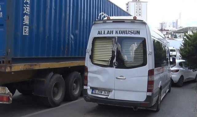 Esenyurt'ta freni boşalan tır, 5 araca çarptı: Yolun ortasında minibüsten inen kadın araçların arasında sıkıştı