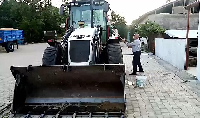 Evinin önüne park edilen kepçeyi yıkadı, vali teşekkür etti