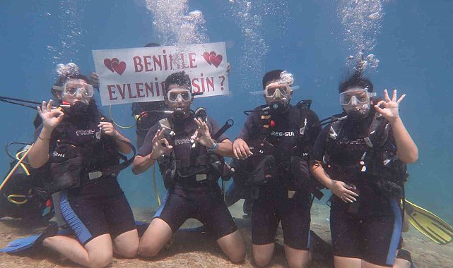 Fethiye'de deniz altında romantik evlilik teklifi
