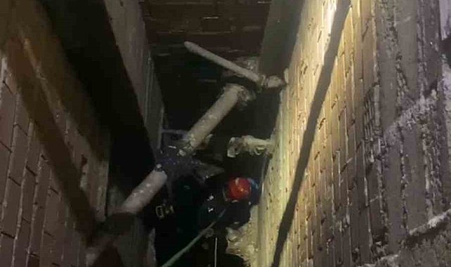 Film sahnelerini aratmayan kedi kurtarma operasyonu kamerada