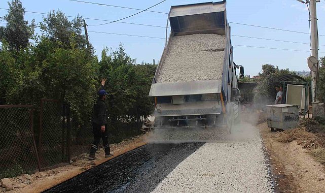Finike'de 3 mahallede sathi kaplama asfalt çalışması