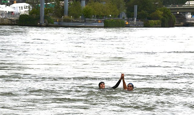 Fransa Spor Bakanı olimpiyatlara 13 gün kala Sen Nehri'nde yüzdü