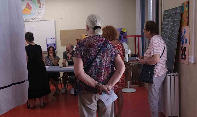 Fransa'da halk erken genel seçimlerin 2. turu için sandık başında