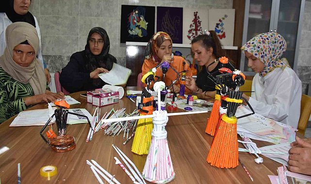 Gazete sayfaları kadınların elinde sanata dönüşüyor