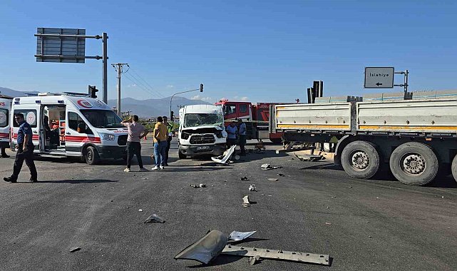 Gaziantep'te 3 aracın karıştığı kazada minibüs şoförü ağır yaralandı