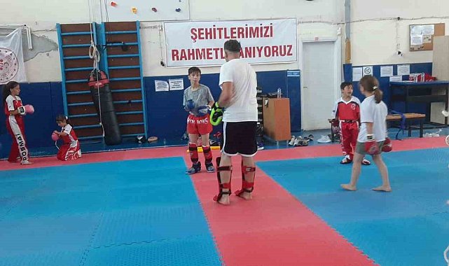 Gedizli kick boks sporcuları Türkiye Şampiyonasına hazırlanıyorlar