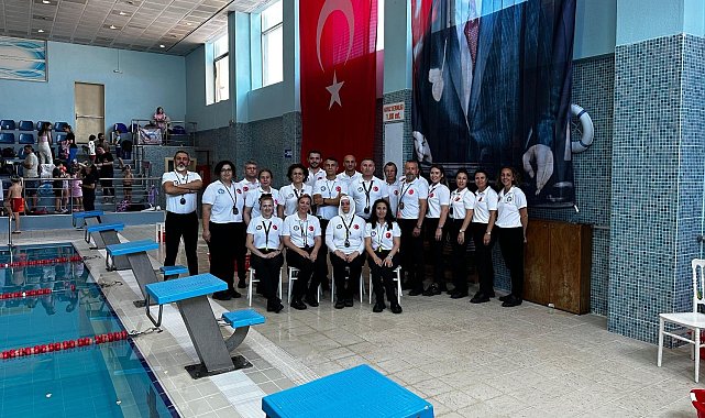 Gemlik'te minik yüzücüler birincilik için yarıştı