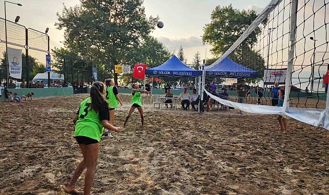 Gölcük'te plaj voleybolu turnuvası başladı