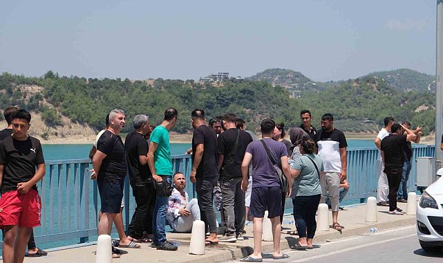 Göle düşen otomobildekilere saatlerdir ulaşılamayınca bir yakını göle atlamak istedi