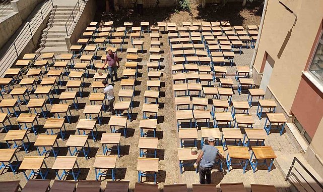 Gönüllü öğretmenler okulda sıraları yeniledi