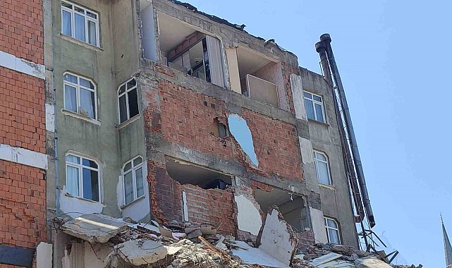 Güngören&#039;de yıkım nedeniyle 2 bina hasar gördü