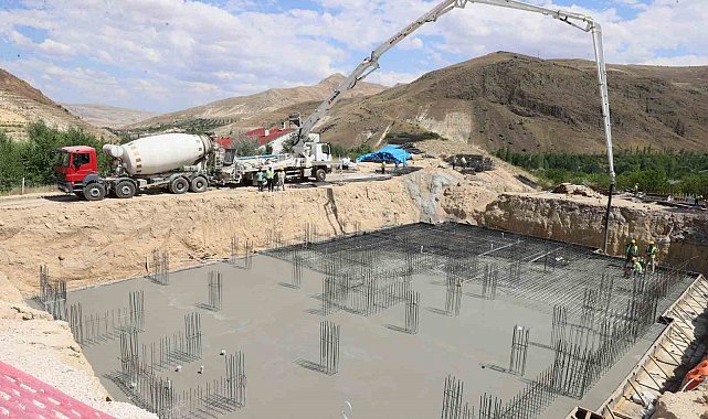 Gürün'de deprem konutlarının temeli atıldı