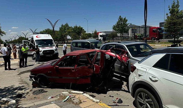 Hafif ticari araç park halindeki 3 araca çarptı: 3 yaralı