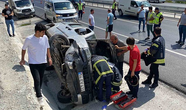 Hafif ticari araç yan yattı: 2 yaralı
