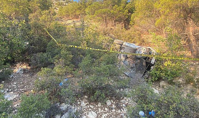 Hafif ticari aracın uçurumdan yuvarlanma anı kamerada