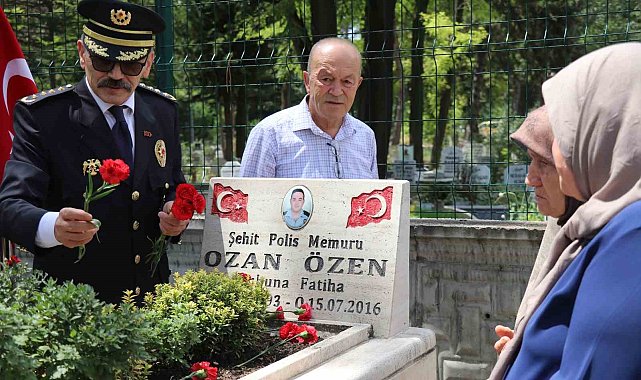 Hain darbe girişiminde şehit düşen Ozan Özen mezarı başında anıldı: "Acı artıyor, eksilmiyor"