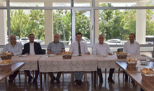 Hakkari'de emekliye ayrılan müdürlere veda yemeği