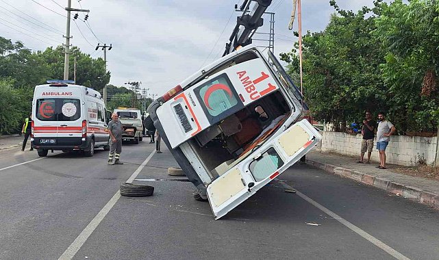 Hatay'da ambulans devrildi: 2 sağlık çalışanı yaralandı
