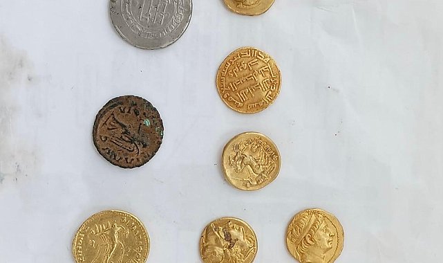 Havalimanındaki yolcunun üzerinden 8 adet sikke çıktı