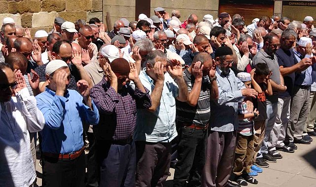 Heniyye için Yozgat'ta gıyabi cenaze namazı kılındı