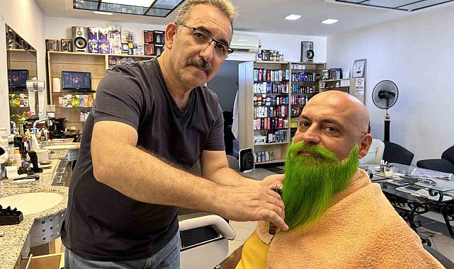 Herkesin renkli sakallarıyla tanıdığı esnaf, ruh haline göre değişen sakallarıyla dikkat çekiyor