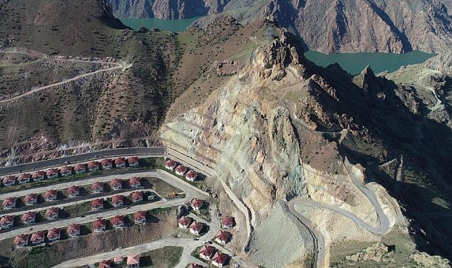 Heyelan riski süren kaya düşmelerinin yaşandığı Yeniköy'de incelemede bulundular
