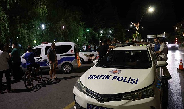 Hırsını önce aracın tamponundan, sonra gazetecilerden çıkarttı