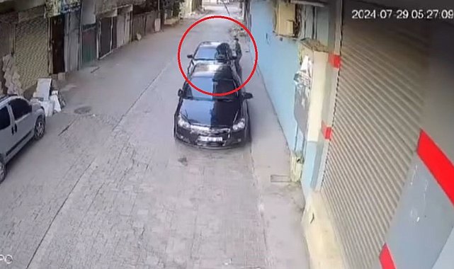 Hırsızlık yapacağı otomobilin camını kıran şahıs, alarm çalınca kaçtı