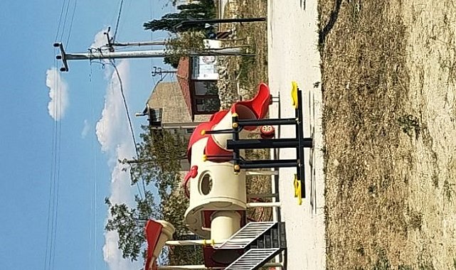 Hisarcık'ta çocuk oyun parklarının beton ve toprak zemini tehlike saçıyor