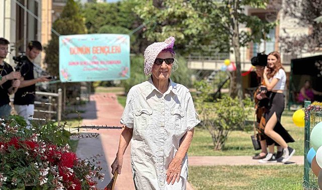 Huzurevindeki yaşlılar 'Cumhuriyet Dönemi Şapkaları Defilesi'nde boy gösterdi
