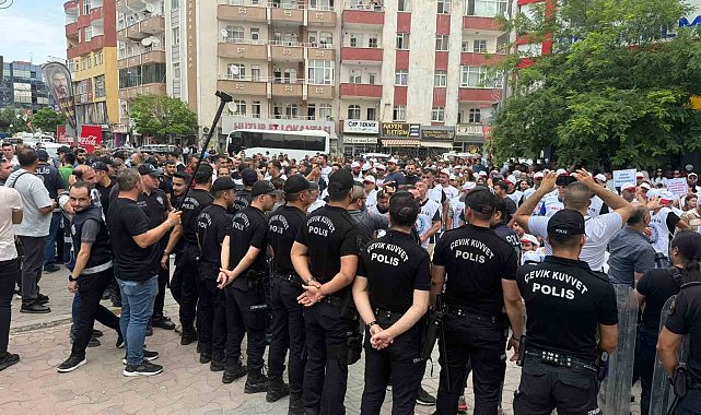 Iğdır Belediyesi'nde işten çıkarılan 204 personelden oturma eylemi