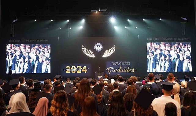İGÜ'lü 9 bin 903 öğrenci mezuniyet keplerini attı