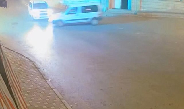 İki ticari aracın çarpışma anı kameralara yansıdı