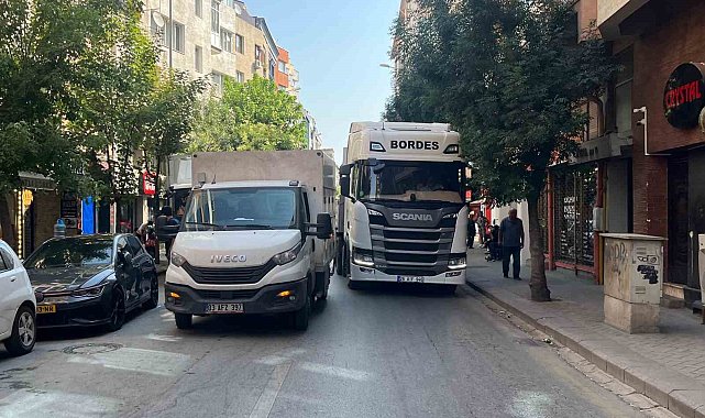 İkinci şeride park edilen kamyonet trafiği kilitledi