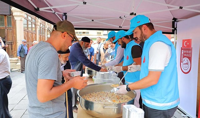 İl Müftülüğünce Bayburt'ta vatandaşlara aşure ikram edildi